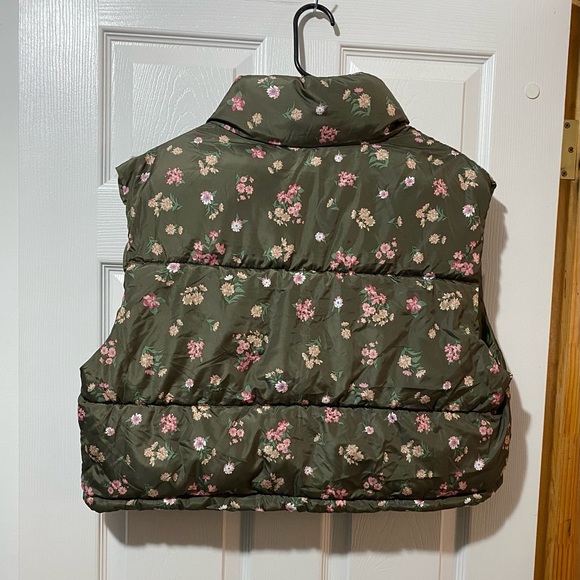 Remixed Down Green Floral Puffer Vest - NWT - Picture 4 of 4